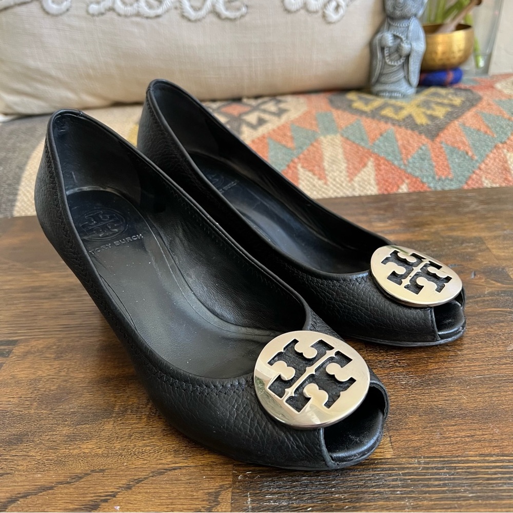 Tory Burch Leticia Silver Logo Black Leather Wedges US 7